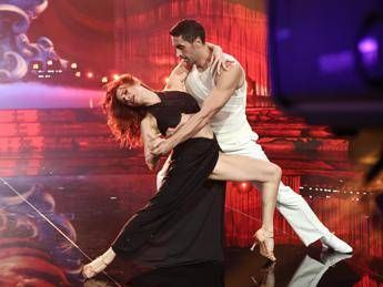 Ballando, Magnini in finale incanta tutti… tranne la giuria: è polemica