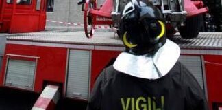 Bari, incendio in centro logistico. Fiamme alte fino a 10 metri