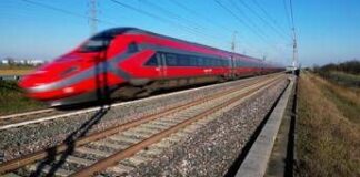 Cadavere sui binari della Roma-Firenze, ritardi fino a 120 minuti e cancellazioni