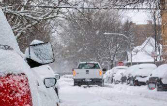 Camionista ignora segnali nella contea di Sierra, in California, segue Gps e rimane bloccato nella neve: niente cenone di Natale
