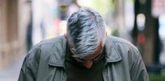 Capelli grigi e bianchi, non è solo questione di età: le cause e gli studi
