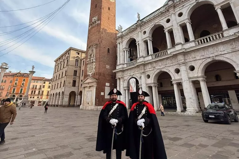 Carabinieri in alta uniforme in piazza dei Signorio a Vicenza (foto Ansa)