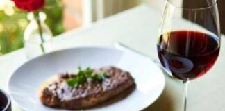 Carne, vino, pasta: le regole a tavola per vivere meglio (e di più)