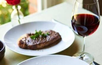 Carne, vino, pasta: le regole a tavola per vivere meglio (e di più)