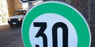 Cartelli stradali con bordo verde: quando arriva in Italia la nuova segnaletica?