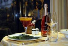 Cenone di Capodanno, da numero bicchieri a centimetri tra i piatti: 5 errori da evitare a tavola