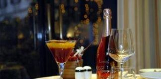 Cenone di Capodanno, da numero bicchieri a centimetri tra i piatti: 5 errori da evitare a tavola