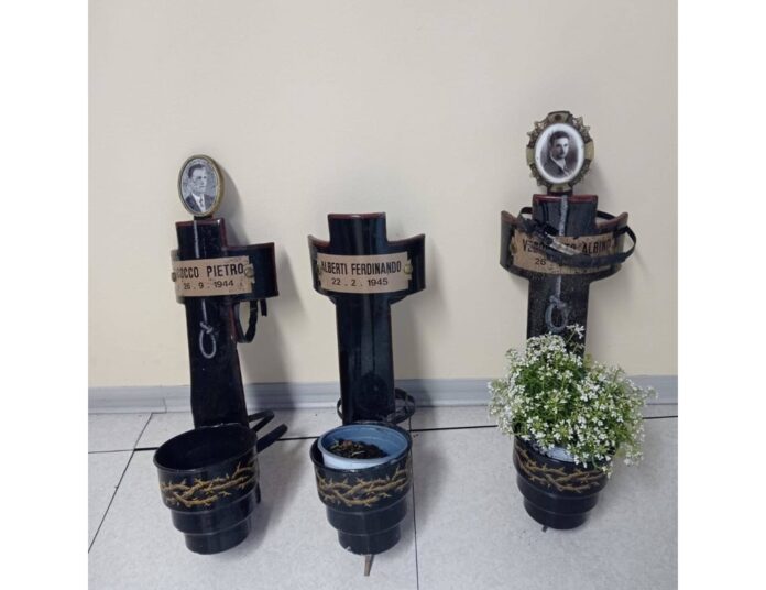 Croci divelte in viale dei Martiri a Bassano del Grappa