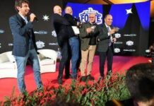 Crosetto prova a prendere in braccio Renzi, siparietto ad Atreju