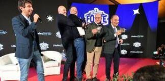 Crosetto prova a prendere in braccio Renzi, siparietto ad Atreju