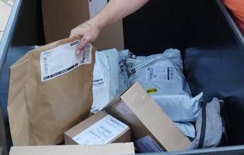 Dazi, tassa Ue temporanea di 3 euro sui piccoli pacchi