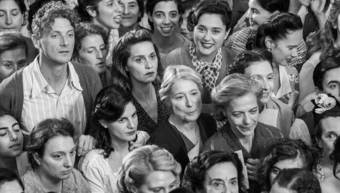 Delia, Paola Cortellesi, va a votare in _C'è sempre domani_ Delia, Paola Cortellesi, va a votare in _C'è sempre domani_