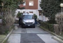 Donna trovata morta in cortile a Milano, non è ancora stata identificata