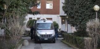 Donna trovata morta in cortile a Milano, non è ancora stata identificata