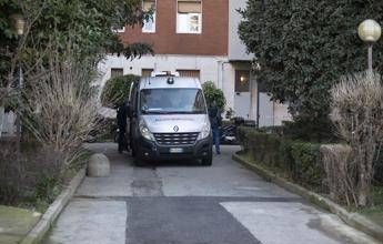 Donna trovata morta in cortile a Milano, non è ancora stata identificata