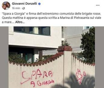 Donzelli pubblica foto scritta su muro: “‘Spara a Giorgia’ a firma Br, non ci fermeremo”