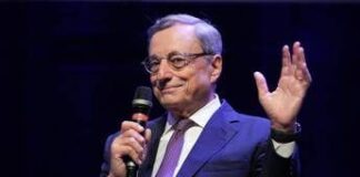 Draghi riceve il premio Carlo Magno: “Mai così tanti nemici per Europa”