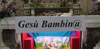 Gesù è una bambina nel presepe, Don Vitaliano: “Dio si incarna anche nelle donne”