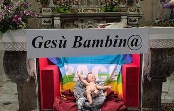 Gesù è una bambina nel presepe, Don Vitaliano: “Dio si incarna anche nelle donne”