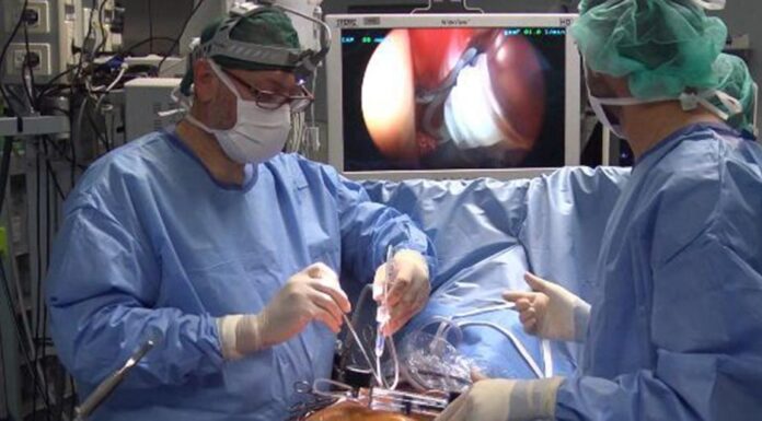 Vicenza, nuovo appello di Pio Serafin per la cittadinanza onoraria al cardiochirurgo Loris Salvador Il dottor Loris Salvador durante un delicatissimo intervento chirurgico effettuato al San Bortolo (foto d'archivio)