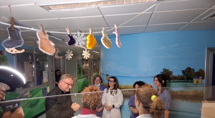 Il messaggio di Natale del vescovo Brugnotto: «Da questa maternità nasce la speranza che non delude» Il messaggio di Natale del vescovo di Vicenza Giuliano Brugnotto nel reparto di Terapia Intensiva Neonatale (T.I.N.) dell'Ospedale San Bortolo di Vicenza