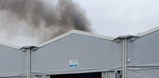 Brucia un carro nel capannone del Carnevale di Schio. Tanta paura, danni contenuti. Sul posto il sindaco Marigo schio incendio carro