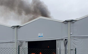 Brucia un carro nel capannone del Carnevale di Schio. Tanta paura, danni contenuti. Sul posto il sindaco Marigo schio incendio carro