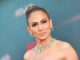 Jennifer Lopez e gli auguri di Natale, il selfie non ‘convince’: troppi filtri