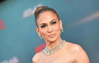 Jennifer Lopez e gli auguri di Natale, il selfie non ‘convince’: troppi filtri