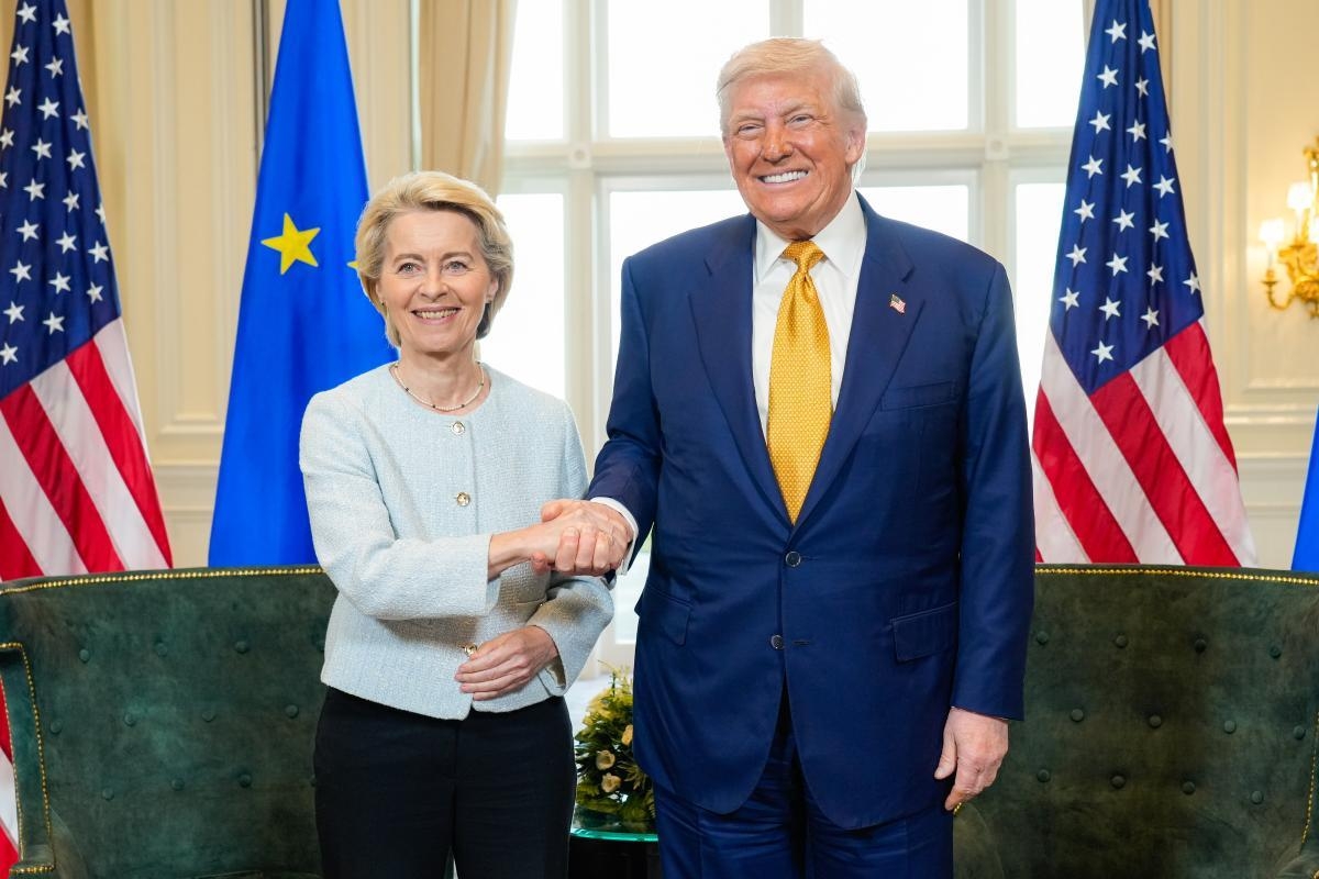 L'incontro tra la presidente della Commissione europea Ursula von der Leyen e il presidente degli Stati Uniti Donal Trump (Fonte CE - Service audiovisuel Fotografo - Fred Guerdin).jpg