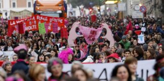 Come funziona il Centro Antiviolenza di Vicenza, spiegato dall’interno Manifestazione di Non una di meno a Roma, in occasione del 25 novembre.jpg