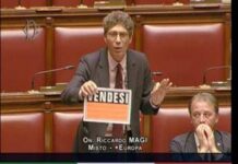 Manovra, Magi con cartello ‘vendesi’ in Aula: “Democrazia parlamentare sta marcendo”