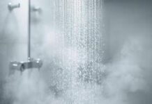 Meno docce dopo i 65 anni, la raccomandazione del dermatologo: “Ecco perché e cosa succede alla pelle”