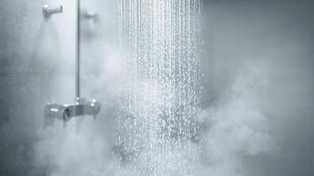 Meno docce dopo i 65 anni, la raccomandazione del dermatologo: “Ecco perché e cosa succede alla pelle”