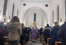 Messa di riparazione nella chiesa profanata a Ostia, cardinale Reina: “Feriti ma ne usciremo più forti”