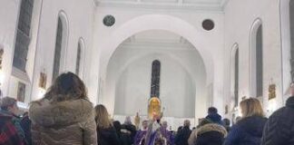 Messa di riparazione nella chiesa profanata a Ostia, cardinale Reina: “Feriti ma ne usciremo più forti”