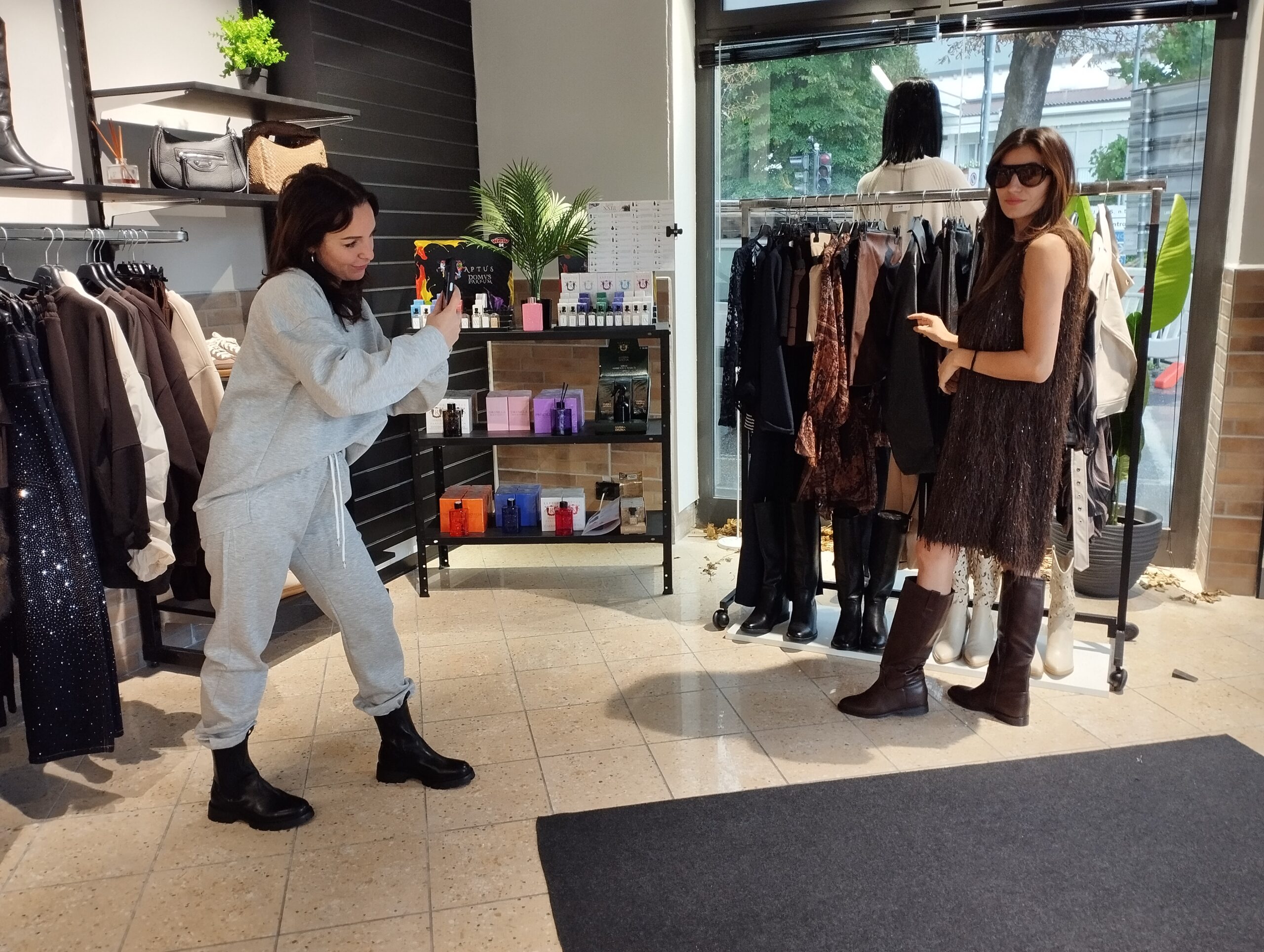 Michela nel suo negozio