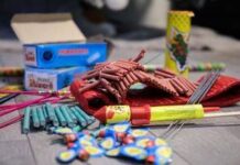 Napoli, perde tre dita per un petardo e quando esce dall’ospedale ne esplode un altro: ferito all’occhio