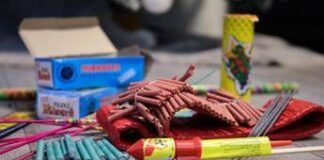 Napoli, perde tre dita per un petardo e quando esce dall’ospedale ne esplode un altro: ferito all’occhio