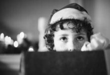 Natale, doni ai bimbi a mezzanotte? La pediatra: “Meglio scartarli il mattino dopo, ecco perché”