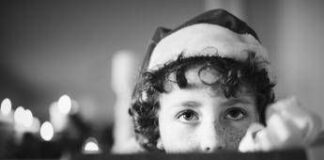 Natale, doni ai bimbi a mezzanotte? La pediatra: “Meglio scartarli il mattino dopo, ecco perché”