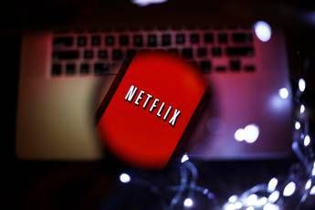 Netflix, l’acquisto di Warner Bros scuote il cinema Usa: timore di tagli a posti e sale