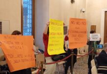 Proteste sui nidi in consiglio a Vicenza, cartelli contro Possamai e mobilitazione sindacale contro le esternalizzazioni annunciate Proteste sui nidi in consiglio comunale a Vicenza