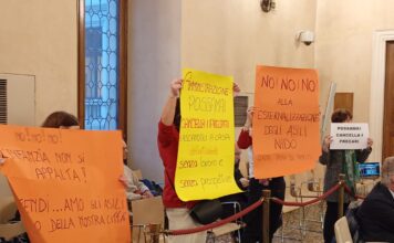 Proteste sui nidi in consiglio a Vicenza, cartelli contro Possamai e mobilitazione sindacale contro le esternalizzazioni annunciate Proteste sui nidi in consiglio comunale a Vicenza