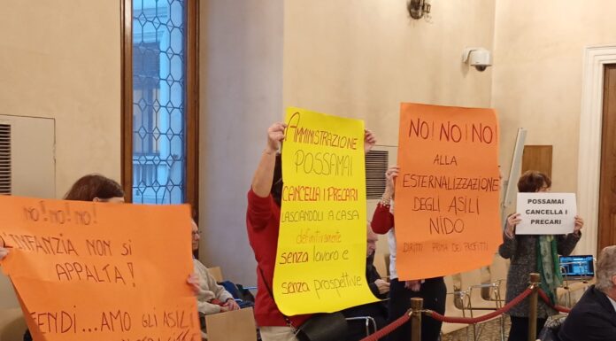 Proteste sui nidi in consiglio a Vicenza, cartelli contro Possamai e mobilitazione sindacale contro le esternalizzazioni annunciate Proteste sui nidi in consiglio comunale a Vicenza