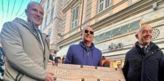 Sanremo, Carlo Conti posa la targa per Olly nella ‘Walk of Fame’ del Festival