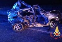 Scontro tra un furgone e due auto sulla Ss 106, un morto e tre feriti