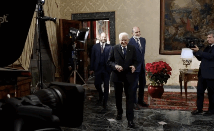 Mattarella e il discorso di fine anno, le immagini del backstage dal Quirinale
