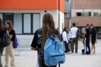 Scuola, arrivano i nuovi programmi per i licei: via la Geostoria, entra l’IA