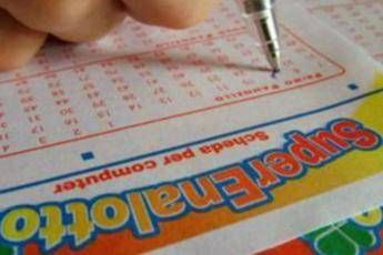 SuperEnalotto, la combinazione vincente di oggi 27 gennaio: 11, 19, 27, 31, 54, 84. Numero Jolly: 38. Numero SuperStar: 37